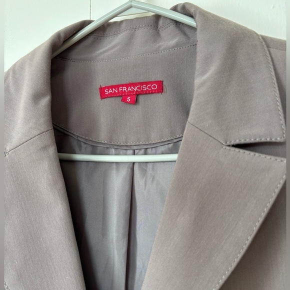 🎉4/30$🎉 San Francisco Taupe Fitted Blazer - Size 5 - Picture 3 of 5